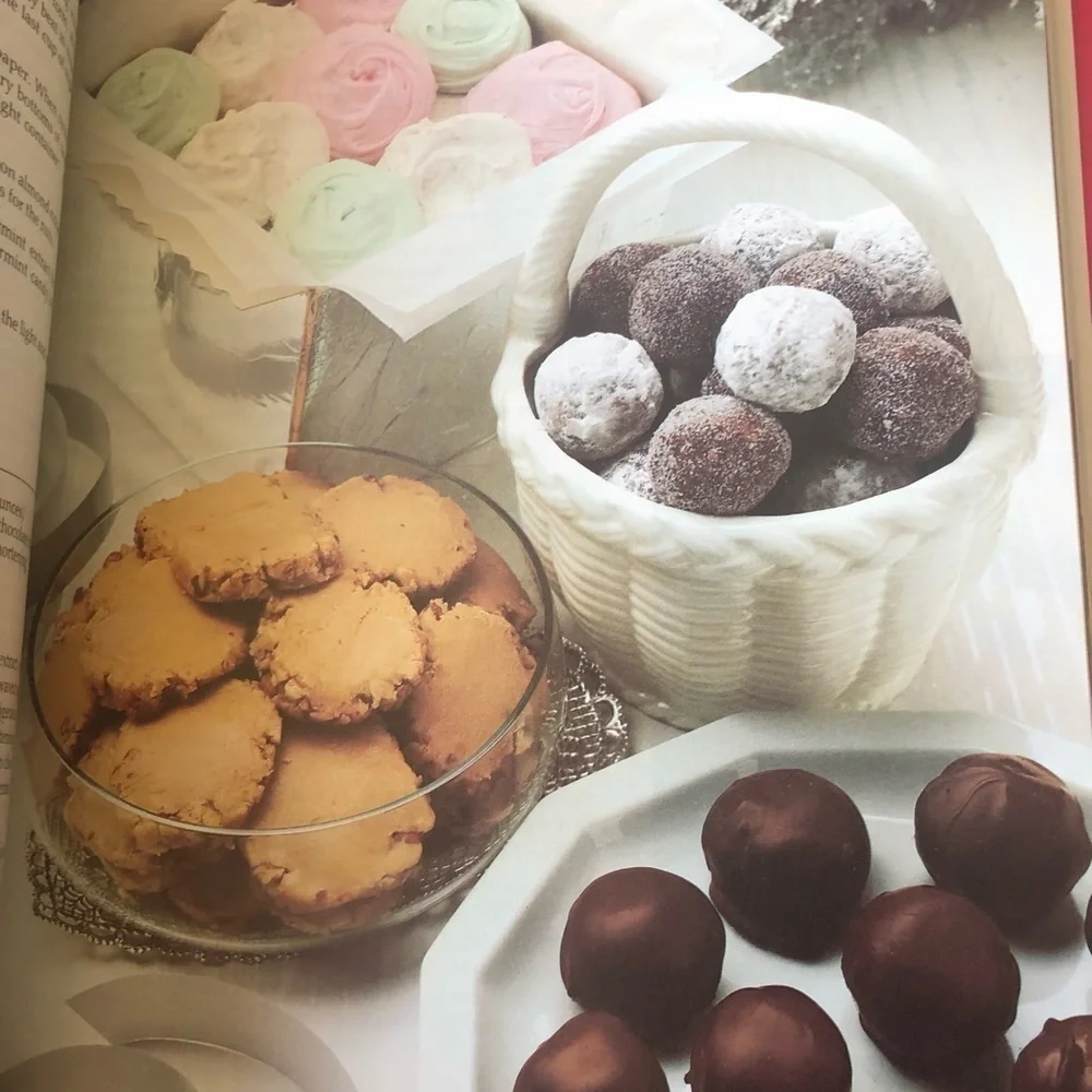 VTG Betty Crocker’s Christmas Cookbook 1988 Hardcover 400 Recipes 192 Pages